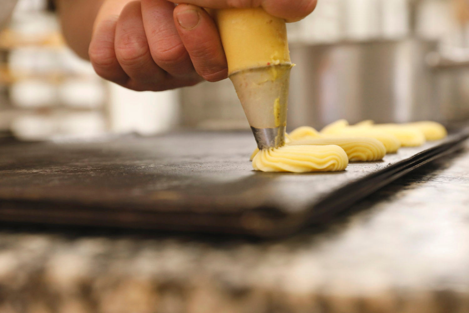Pochage des éclairs - La Pâtisserie Moderne ©Philippe Dureuil